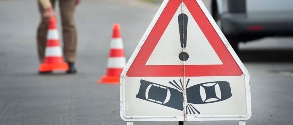 Unfall Warndreieck Crash Zusammenstoß Verkehrsunfall Polizei Polizist