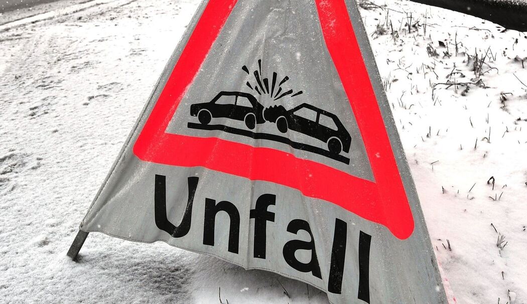 Winter Schnee Unfall Warndreieck Winter Schnee Unfall Warndreieck