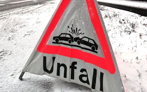 Winter Schnee Unfall Warndreieck