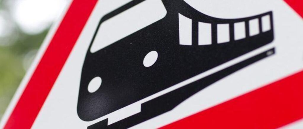 Unfall an Bahnübergang, Bahnschranken, Zugunglück, Zugunfall