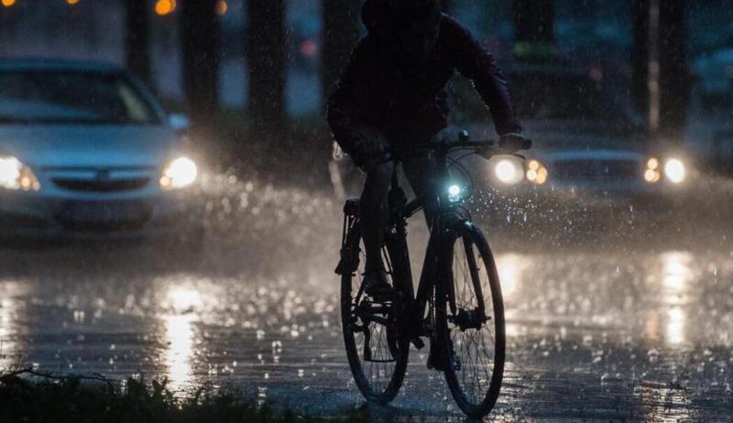 Unwetter, Gewitter, Regen Rad Fahrrad Fahrräder Radfahrer Bike Radler Fahrradfahrer