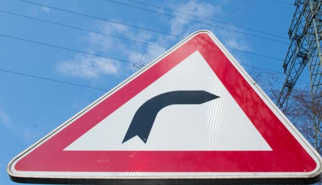 Kurve Kurvenschild scharfe Kurve, von Straße gedrückt, Kurve geschnitten, abgedrängt, Unfallflucht