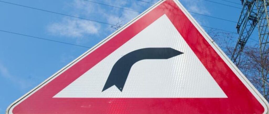 Kurve Kurvenschild scharfe Kurve, von Straße gedrückt, Kurve geschnitten, abgedrängt, Unfallflucht