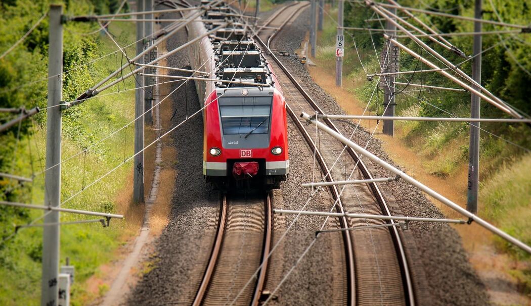 Zug Regionalbahn Bahn Zugunfall Schienen Oberleitung Bahnübergang