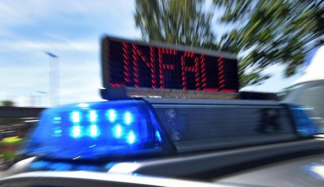 Polizeifahrzeug mit Blaulicht