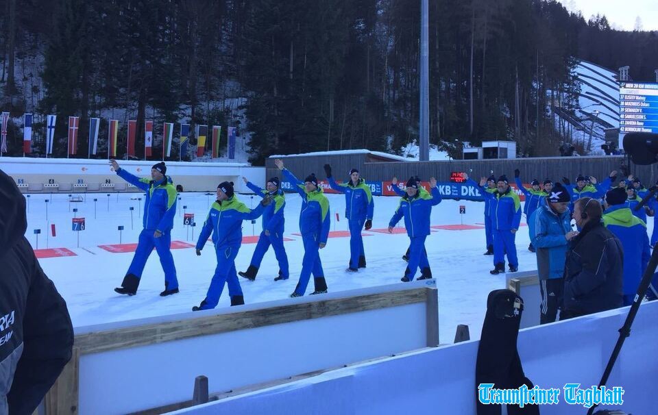 Einmarsch der Kampfrichter in der Chiemgau Arena in Ruhpolding