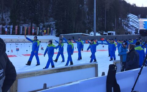 Einmarsch der Kampfrichter in der Chiemgau Arena in Ruhpolding