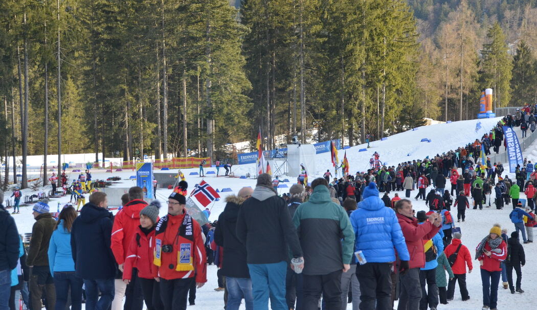 Die Besucher strömen in die Chiemgau Arena