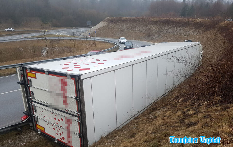 Lkw-Unfall auf Wasserburger Straße in Traunstein Nord (Aufschleifer zur B304)