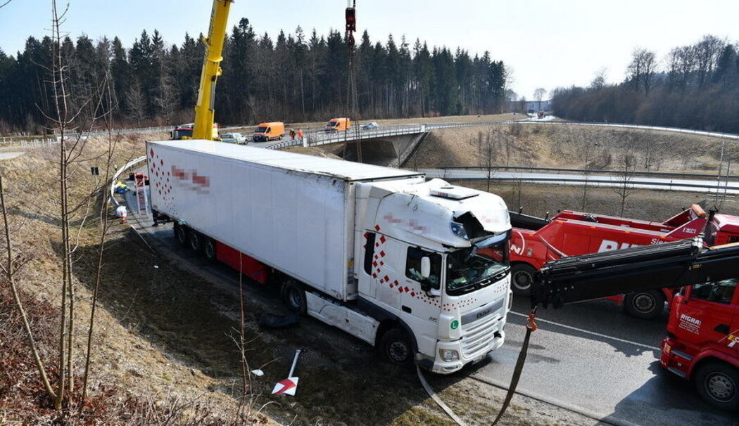 Lkw-Unfall B304 in Traunstein Nord: Bergungsarbeiten auf Wasserburger Straße bis Dienstagnachmittag Lkw-Unfall B304 in Traunstein Nord: Bergungsarbeiten auf Wasserburger Straße bis Dienstagnachmittag