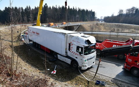 Lkw-Unfall B304 in Traunstein Nord: Bergungsarbeiten auf Wasserburger Straße bis Dienstagnachmittag