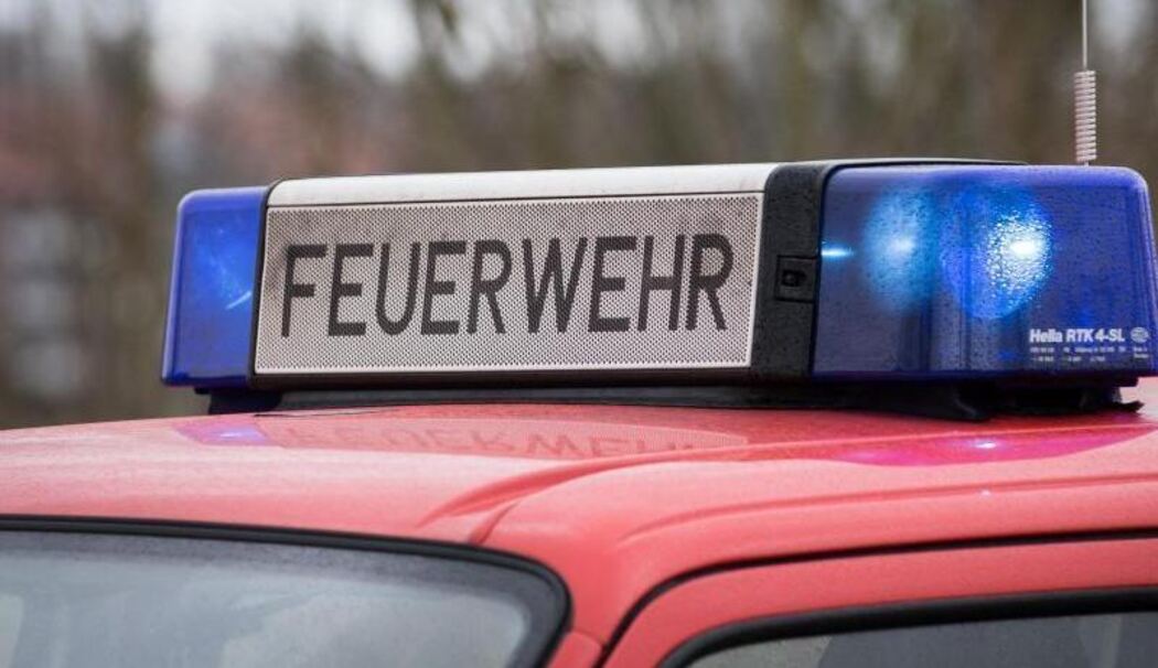 Feuerwehr // Das Blaulicht eines Feuerwehrautos leuchtet an einem Einsatzort. Foto: Friso Gentsch/Archiv