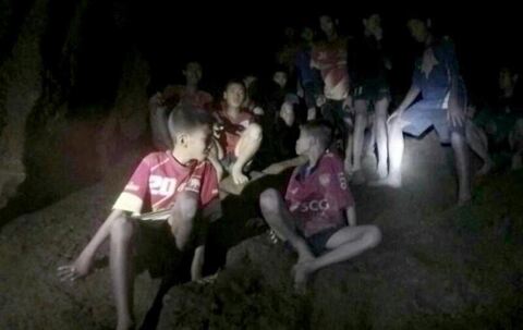 Taucher finden Jungen in einer Höhle