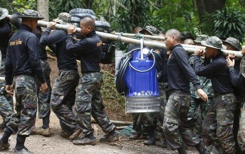 Soldaten beim Rettungseinsatz