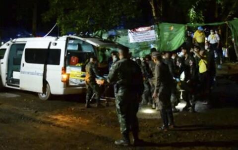 Rettungskräfte nehmen Jungen in Empfang