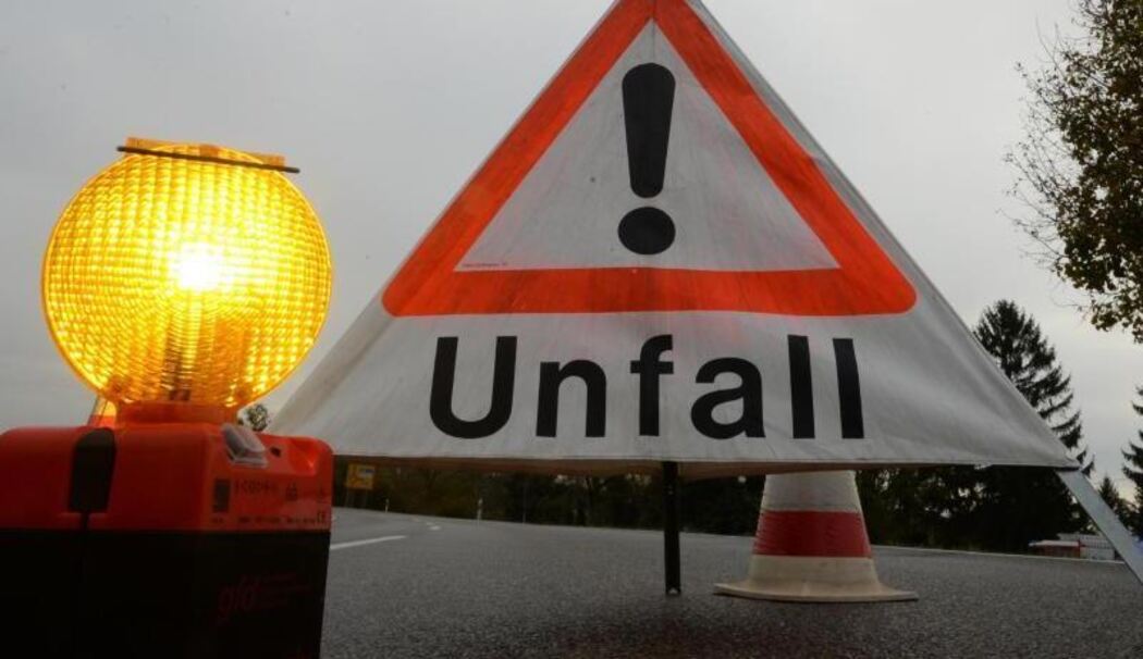 Ein Warndreieck mit der Aufschrift "Unfall" Ein Warndreieck mit der Aufschrift "Unfall"