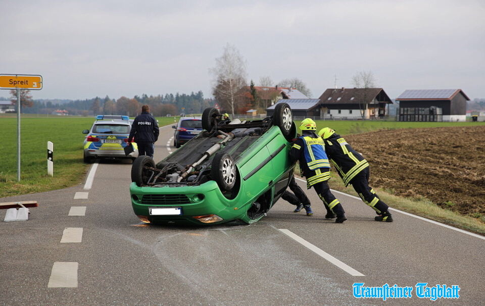 Auto überschlägt sich bei Unfall nahe Tacherting