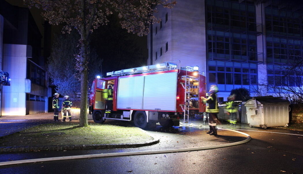 Brand in Container vor Gymnasium Trostberg – Feuerwehr im Einsatz