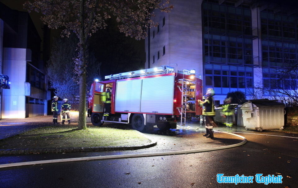 Brand in Container vor Gymnasium Trostberg – Feuerwehr im Einsatz