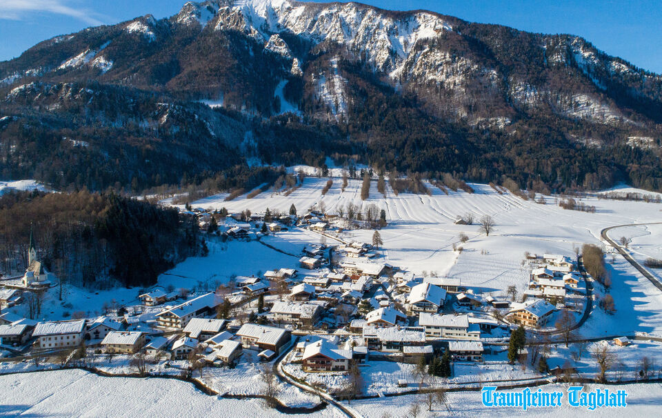 Lawinenbedrohter Ort Raiten aus der Vogelperspektive (Drohnenaufnahme)