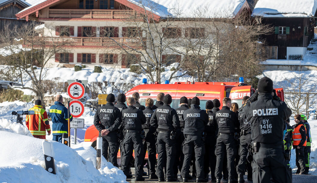 Polizei überwacht von Räumung betroffenes Raiten (Schleching) vor Einbrüchen Polizei überwacht von Räumung betroffenes Raiten (Schleching) vor Einbrüchen
