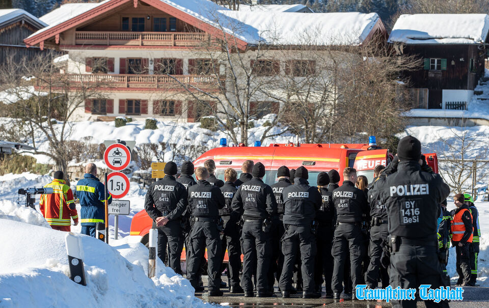 Polizei überwacht von Räumung betroffenes Raiten (Schleching) vor Einbrüchen
