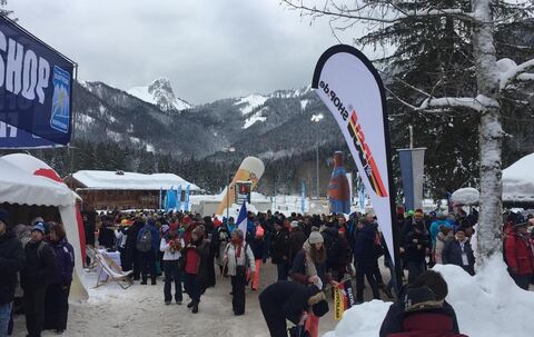 Leute strömen in die Chiemgau Arena