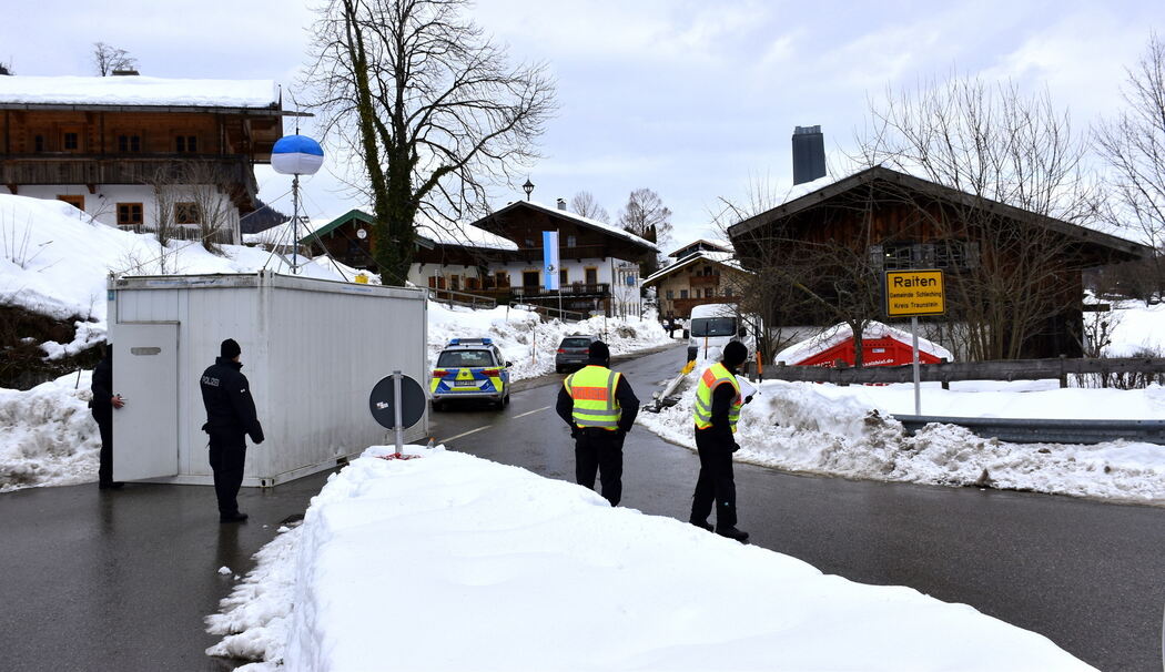 Raiten nach Lawinen-Räumung wieder freigegeben – Gefahr gebannt und Anwohner kehren zurück – Infoveranstaltung in Schleching Raiten nach Lawinen-Räumung wieder freigegeben – Gefahr gebannt und Anwohner kehren zurück – Infoveranstaltung in Schleching