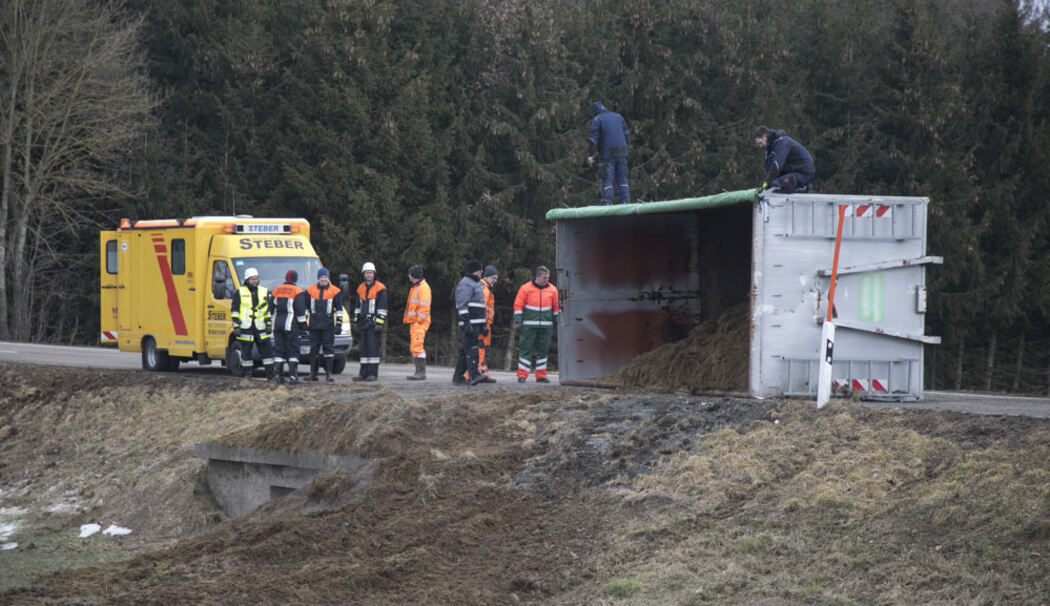 Lkw-Unfall auf St 2091 bei Tacherting: Pferdemist aus Container verteilt sich über Straße Lkw-Unfall auf St 2091 bei Tacherting: Pferdemist aus Container verteilt sich über Straße