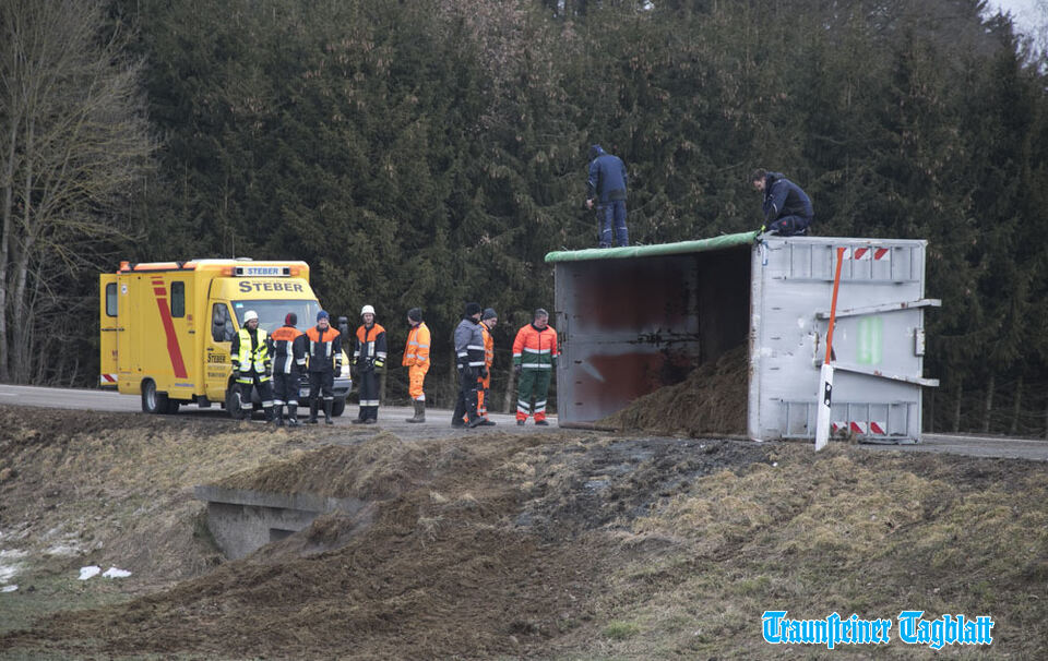 Lkw-Unfall auf St 2091 bei Tacherting: Pferdemist aus Container verteilt sich über Straße