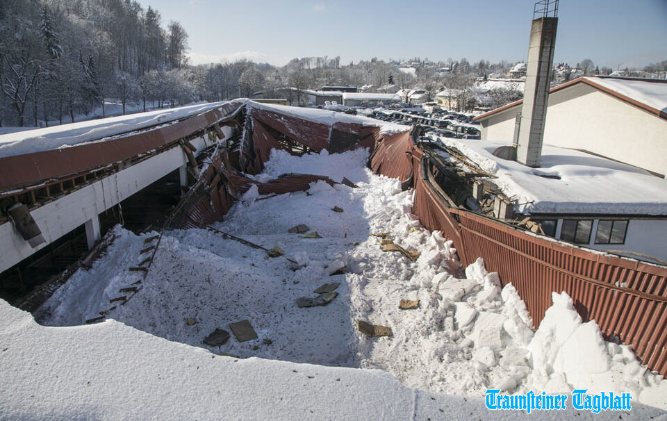 Dach von Chiemgauhalle in Traunstein eingestürzt – Hausmeisterin hörte Krachen – 600.000 Euro Schaden