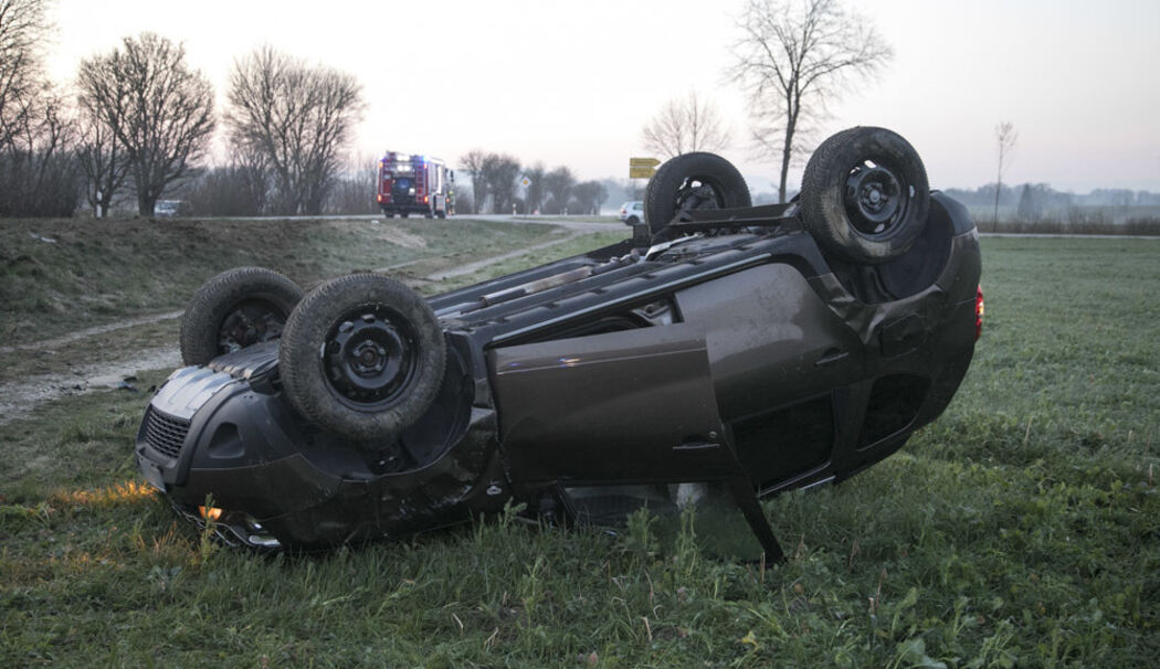 Dacia und Lkw stoßen auf B20 bei Fridolfing zusammen – Autofahrer nach Unfall schwer verletzt Dacia und Lkw stoßen auf B20 bei Fridolfing zusammen – Autofahrer nach Unfall schwer verletzt
