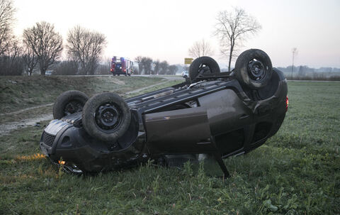 Dacia und Lkw stoßen auf B20 bei Fridolfing zusammen – Autofahrer nach Unfall schwer verletzt Dacia und Lkw stoßen auf B20 bei Fridolfing zusammen – Autofahrer nach Unfall schwer verletzt