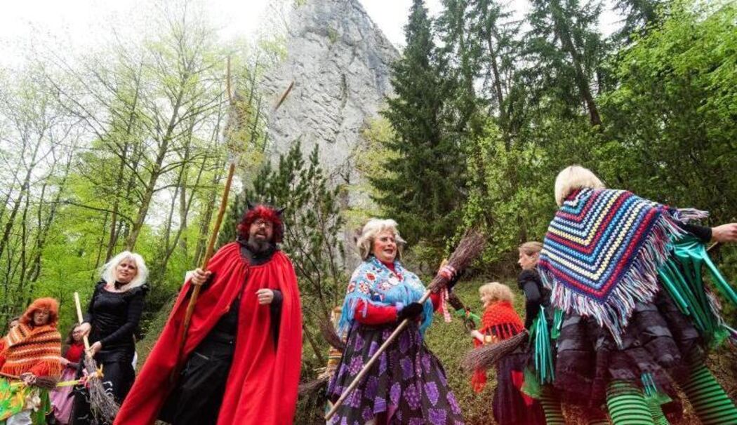 Hexen üben Tanz für die Walpurgisnacht