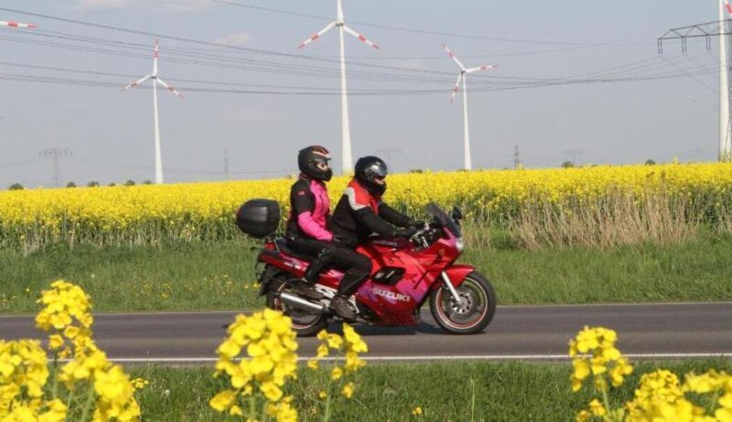 Zu zweit auf dem Motorrad