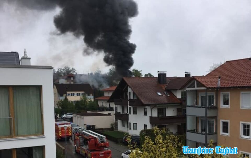 Brand in Traunsteiner Wohnhaus löst Großeinsatz der Feuerwehren aus