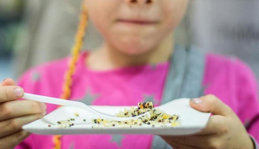 Kind probiert Quinoa