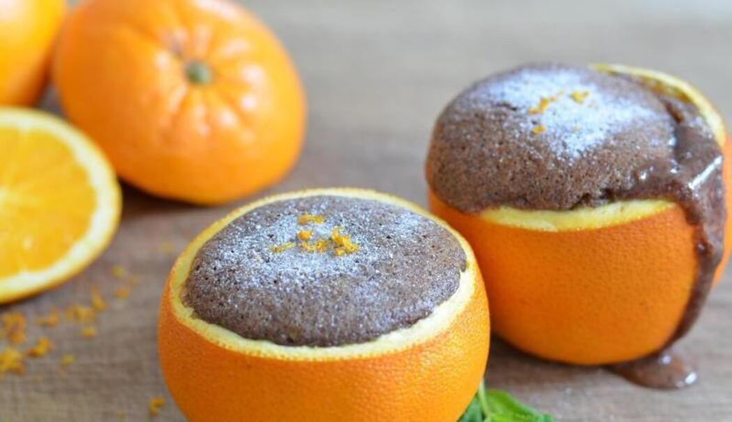 Schokoladenkuchen in der Orange