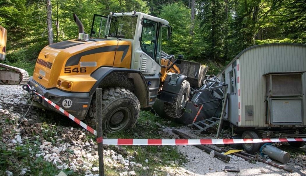 Arbeitsunfall auf der Hochplatte bei Marquartstein – Mann bei Kollision mit Radlader schwer verletzt
