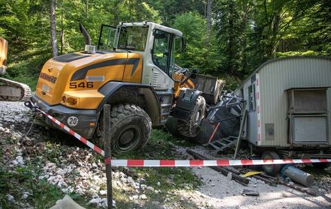 Arbeitsunfall auf der Hochplatte bei Marquartstein – Mann bei Kollision mit Radlader schwer verletzt
