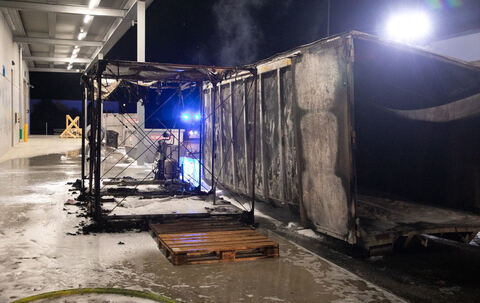 Container-Brand bei Firma in Erlstätt – Einsatz für die Feuerwehren Traunstein und Grabenstätt