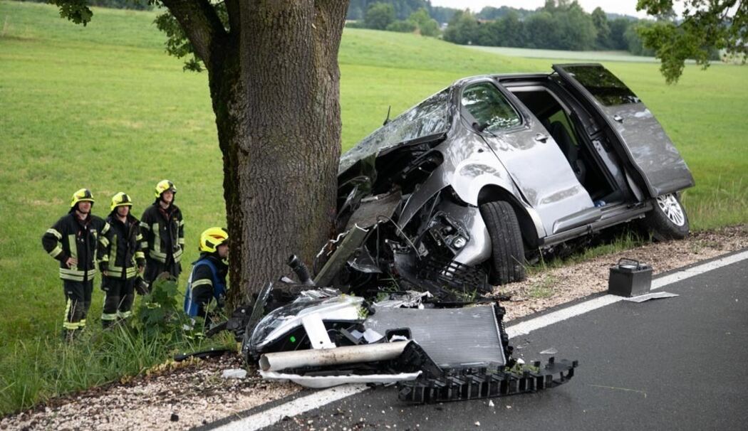 Schwerer Unfall Siegsdorf: Kleinbus kracht auf St2105 an Baum