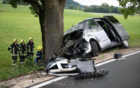 Schwerer Unfall Siegsdorf: Kleinbus kracht auf St2105 an Baum