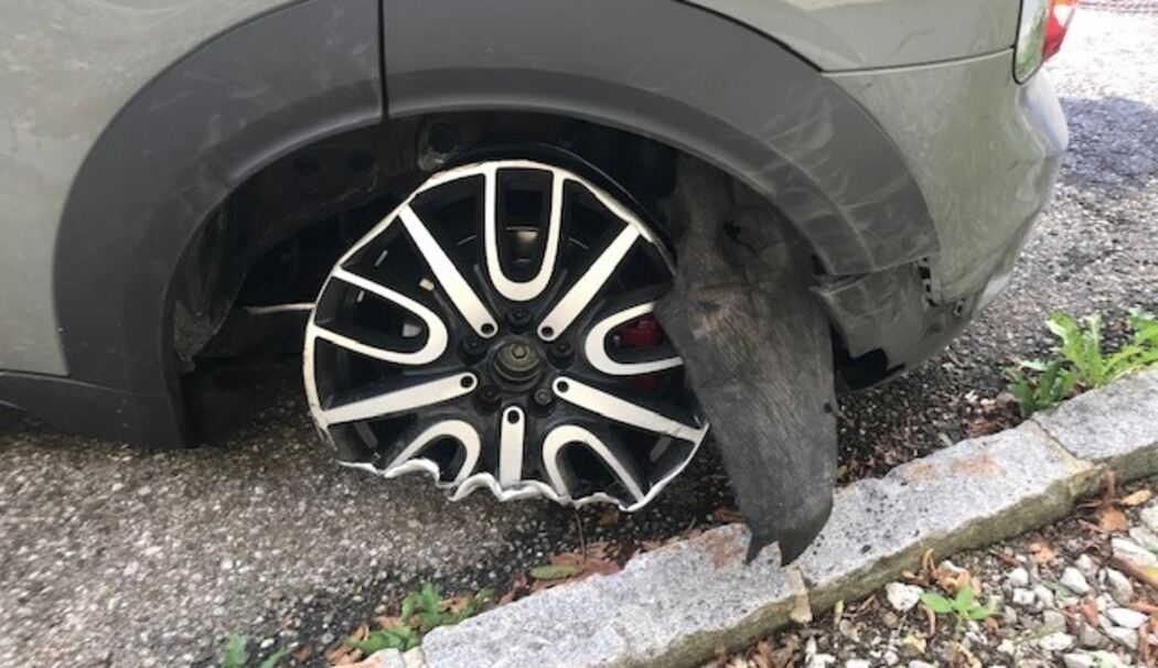 Verfolgungsjagd zwischen Rosenheim und Salzburg auf der A8: Kölner fährt nach Reifenplatzer auf der Felge | Traunstein