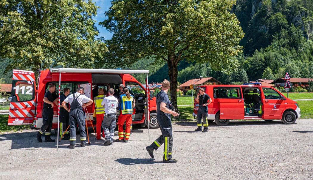 Großeinsatz wegen Rauch am Taubensee – Waldbrand-Alarmierung bei Unterwössen Großeinsatz wegen Rauch am Taubensee – Waldbrand-Alarmierung bei Unterwössen