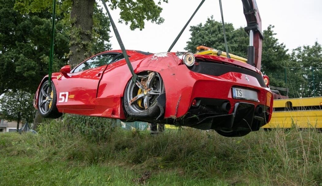 Grabenstätt: Ferrari-Fahrer kracht bei Unfall an Baum und wird schwer verletzt Grabenstätt: Ferrari-Fahrer kracht bei Unfall an Baum und wird schwer verletzt