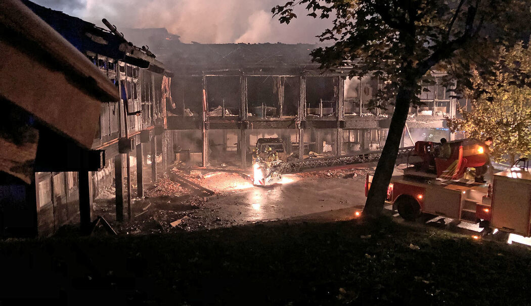 Großbrand in Berchtesgaden: Christophorus-Schule brennt bis auf Grundmauern nieder – Großeinsatz & Millionenschaden