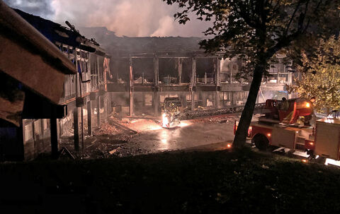 Großbrand in Berchtesgaden: Christophorus-Schule brennt bis auf Grundmauern nieder – Großeinsatz & Millionenschaden
