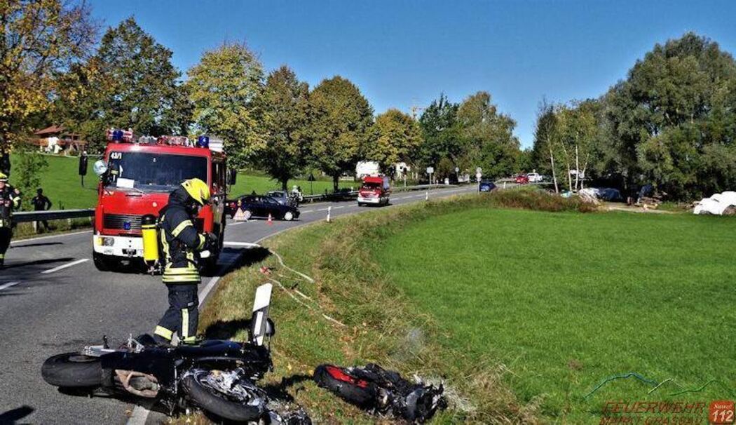 Auto fährt Motorrad auf – zwei Schwerverletzte bei Unfall in