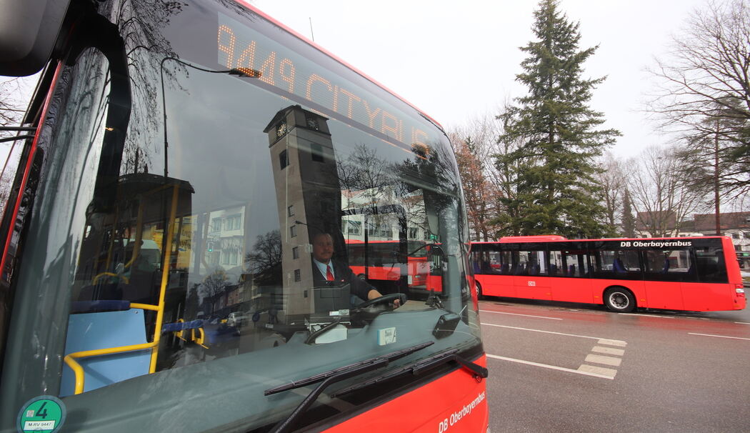 Bahnlinie direkt durch Traunreut, kostenloser ÖPNV und Umgehung im Osten?
